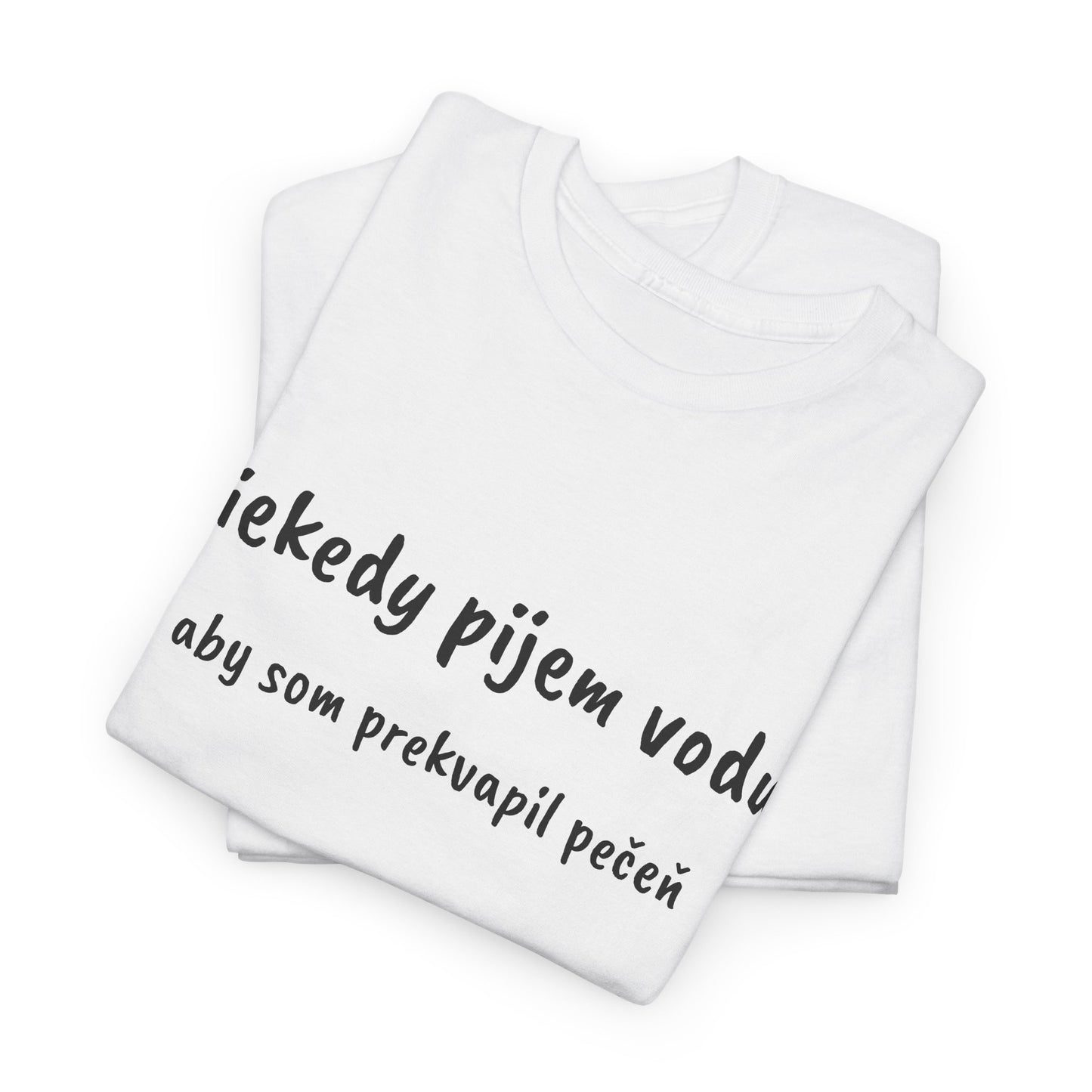 Niekedy pijem vodu, aby som prekvapil pečeň (Tričko)
