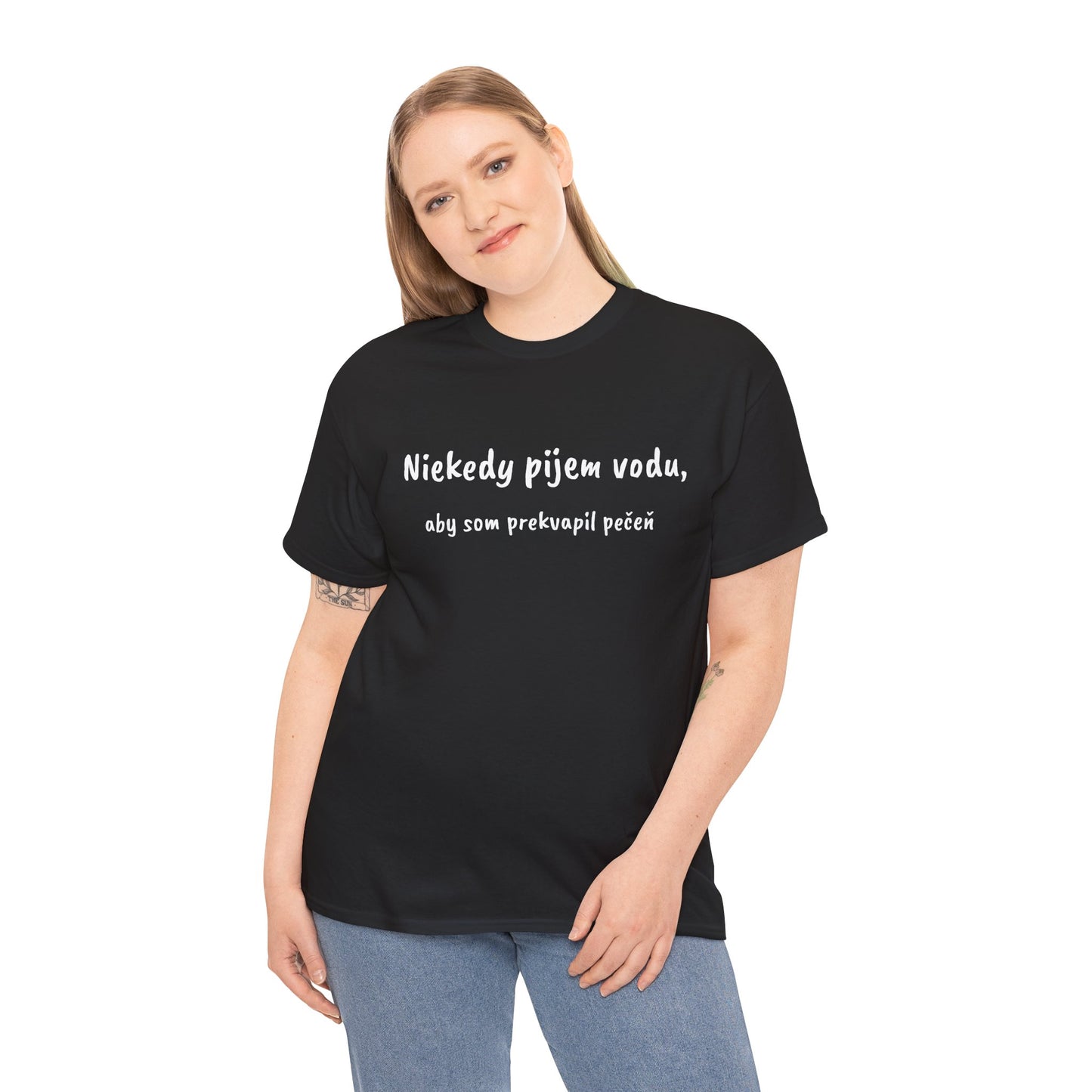 Niekedy pijem vodu, aby som prekvapil pečeň (Tričko)