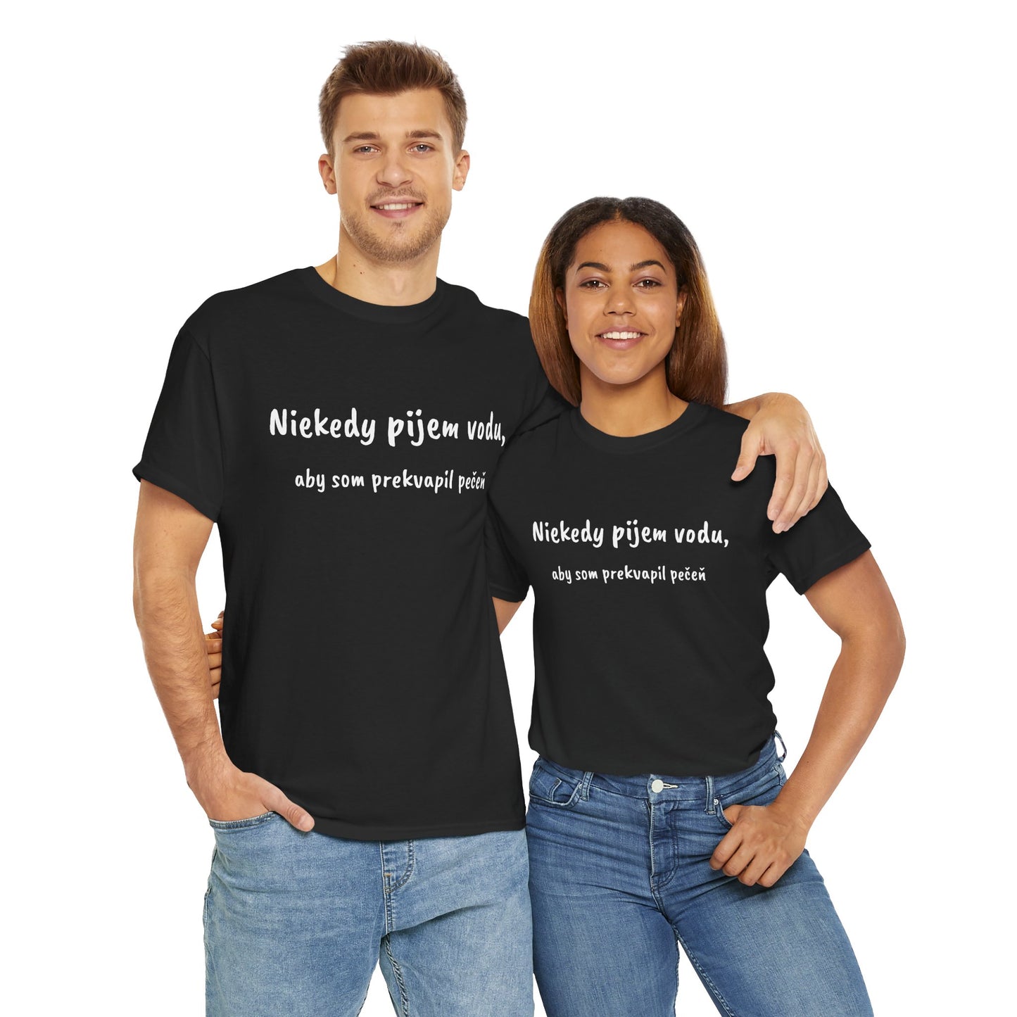 Niekedy pijem vodu, aby som prekvapil pečeň (Tričko)